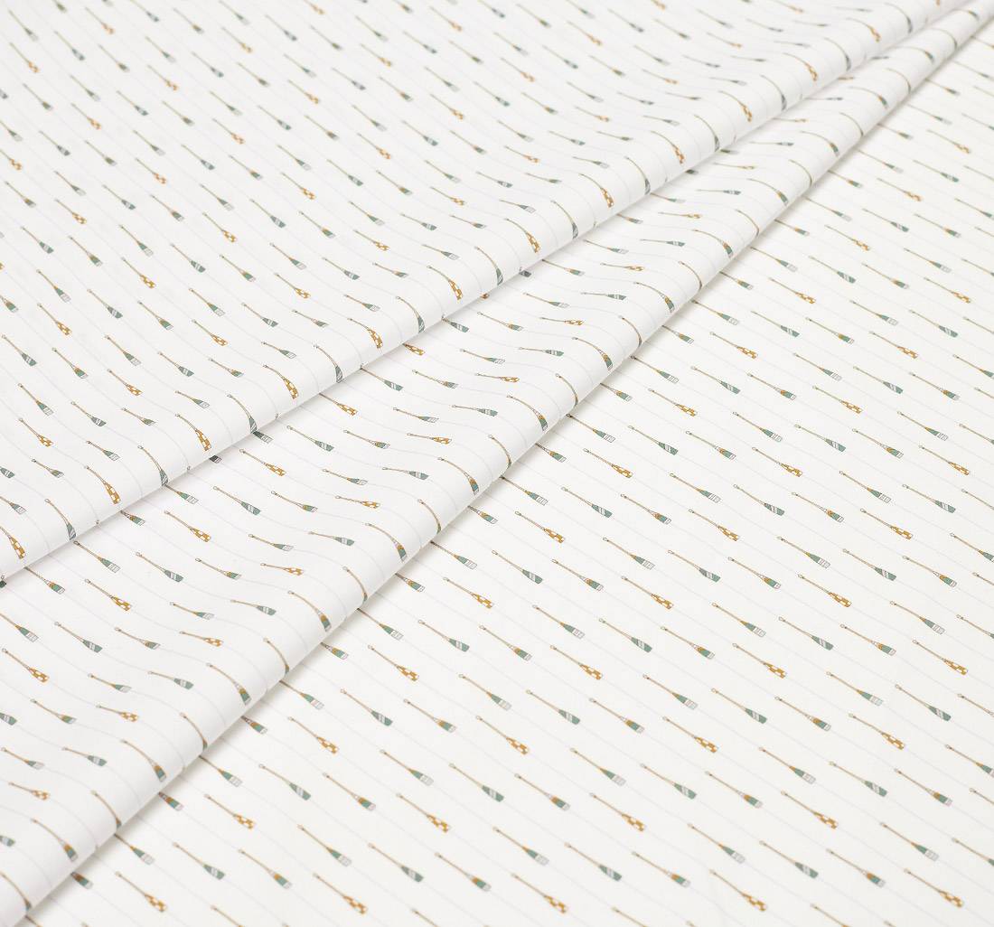 На белый поплин от Liberty нанесен милый авторский принт «Rowing», посвященный гребле, гребному спорту, с веслами и полосками в наличии